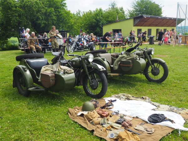 Ukázka historických motocyklů, dvě sidekáry období II. světové války