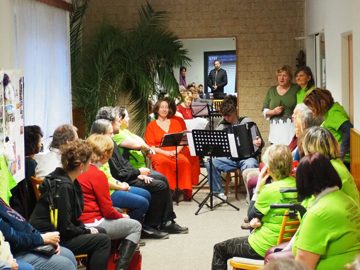 Zahájení výstavy, Barevný svět roskařů