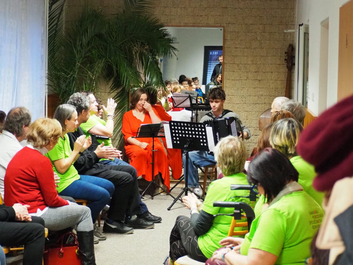 Zahájení výstavy, Barevný svět roskařů