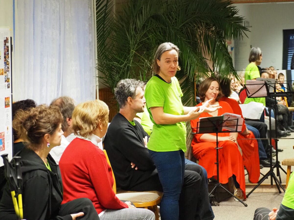 Zahájení výstavy, Barevný svět roskařů