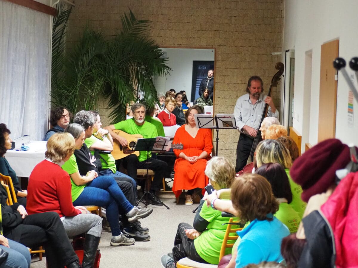 Zahájení výstavy, Barevný svět roskařů