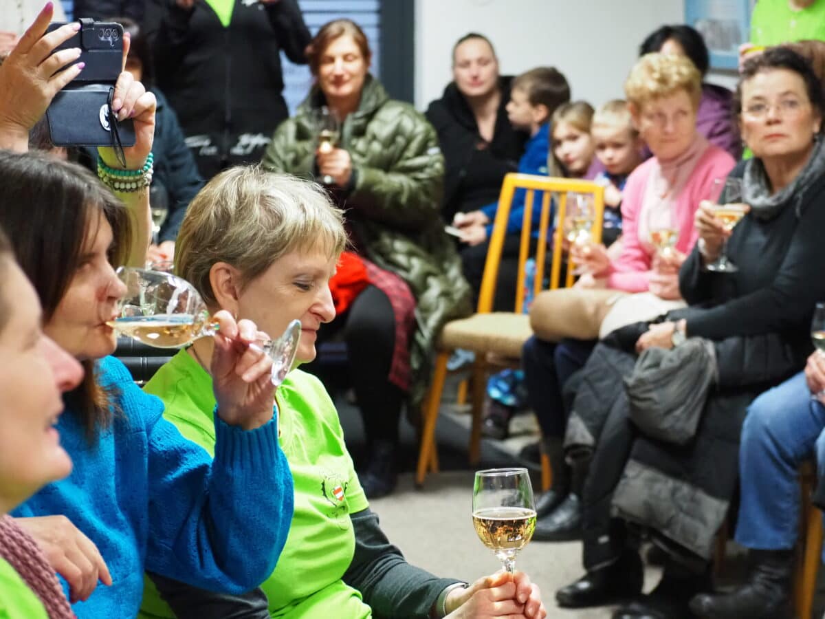 Zahájení výstavy, Barevný svět roskařů