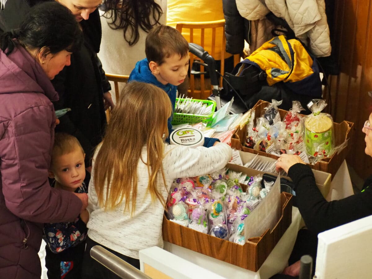 Zahájení výstavy, Barevný svět roskařů