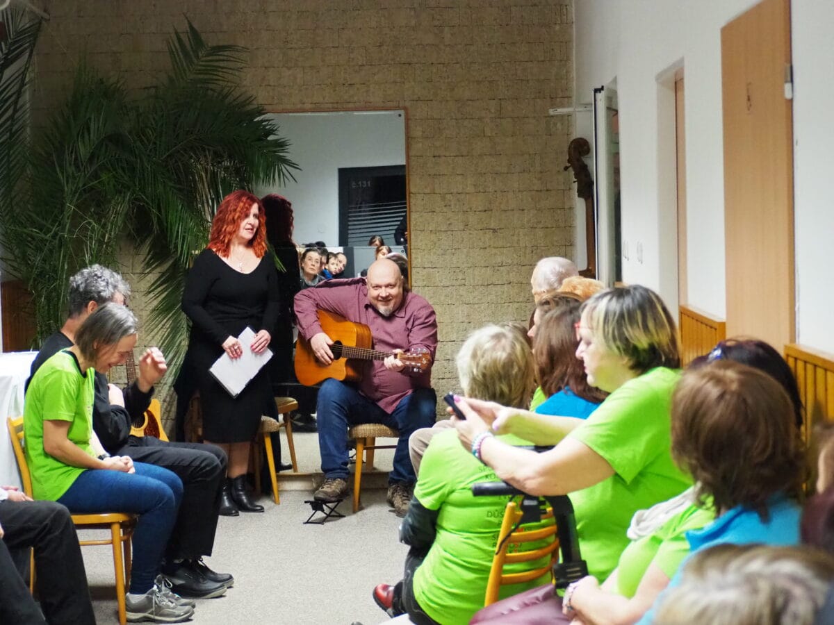 Zahájení výstavy, Barevný svět roskařů