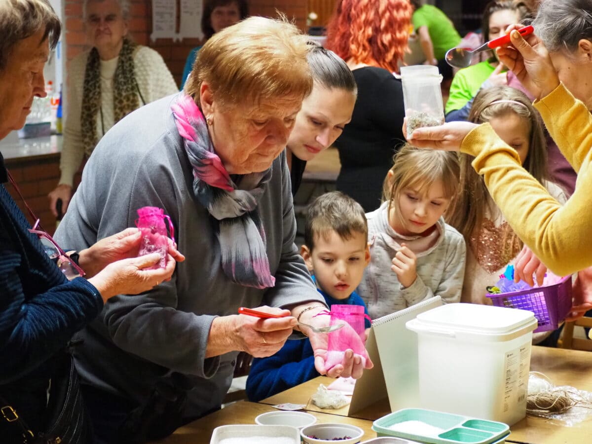 Zahájení výstavy, Barevný svět roskařů