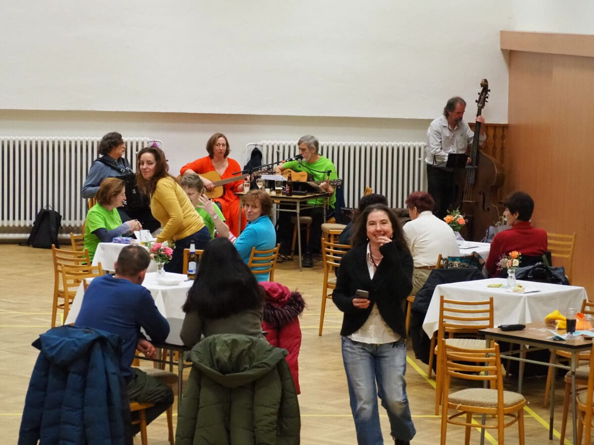 Zahájení výstavy, Barevný svět roskařů