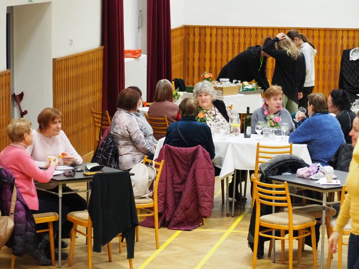 Zahájení výstavy, Barevný svět roskařů