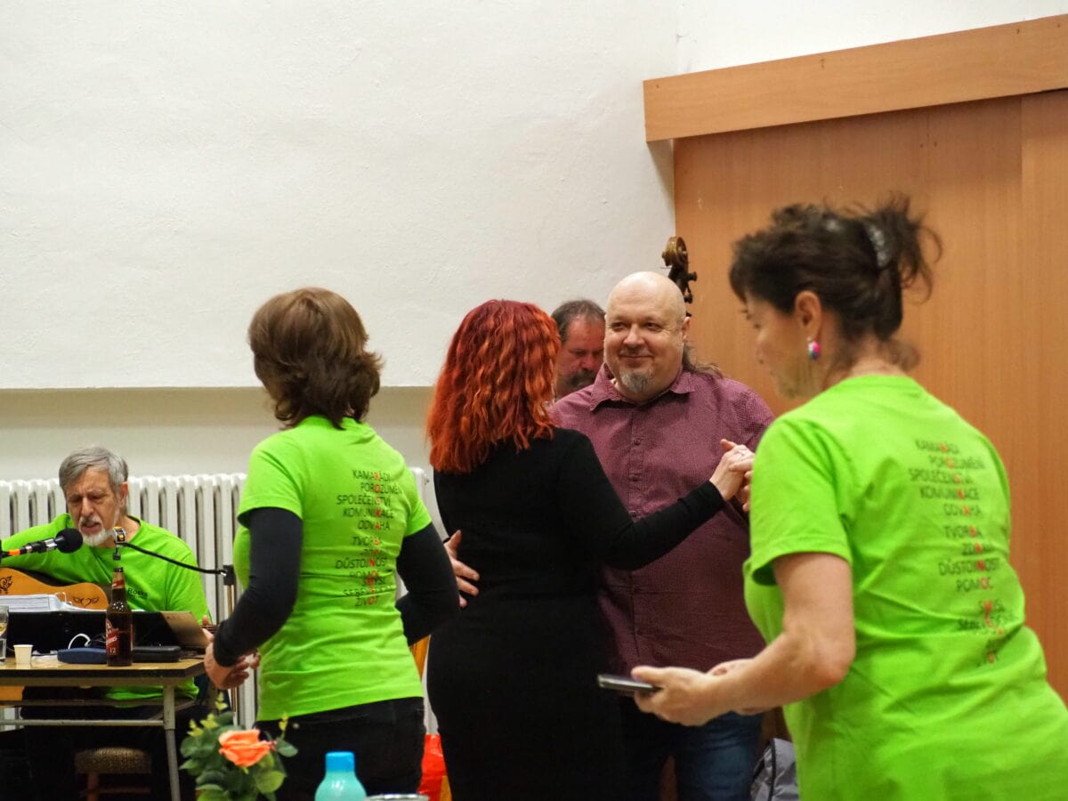 Zahájení výstavy, Barevný svět roskařů