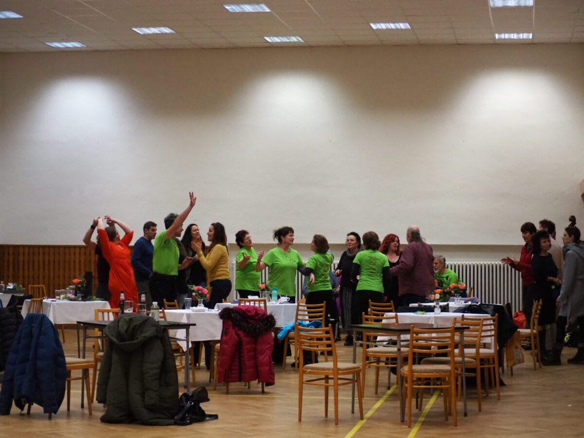 Zahájení výstavy, Barevný svět roskařů